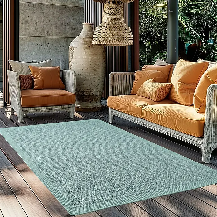 Outdoor-Teppich Giza 1410 - Blau, 200 x 140 cm, 100 % Polypropylen - Elegante Terrasse mit einem hellblauen Outdoor-Teppich, der den Sitzbereich mit Sofa und Sessel stilvoll ergänzt.