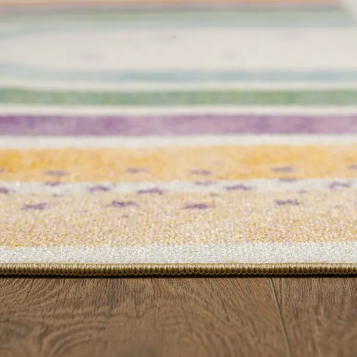 Kinderteppich Play 2018 - Creme, 170 x 120 cm, 100 % Polypropylen - Detailansicht eines farbenfrohen Teppichs mit Streifenmuster und dezenter Textur auf einem Holzboden.