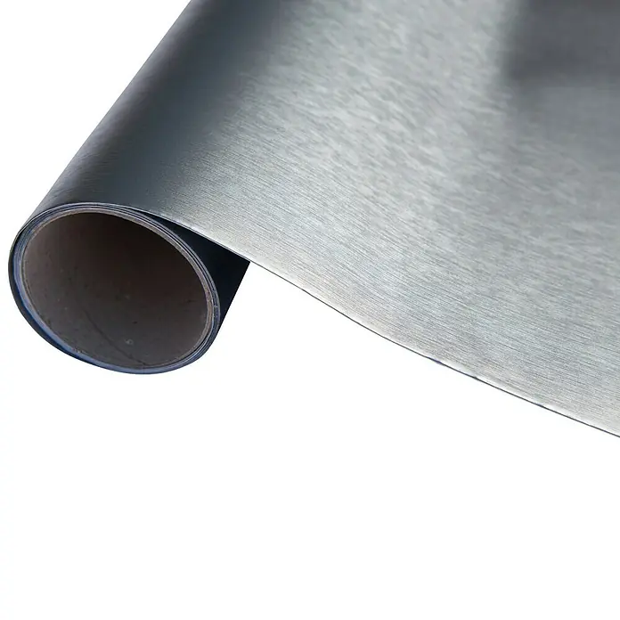 D-c-fix Metalleffektfolie Metallic - 150 x 67,5 cm, Stahlgrau, Selbstklebend - Nahaufnahme einer Rolle silberner, gebürsteter Metallfolie, ideal für Bastelprojekte und dekorative Anwendungen im Innenbereich.