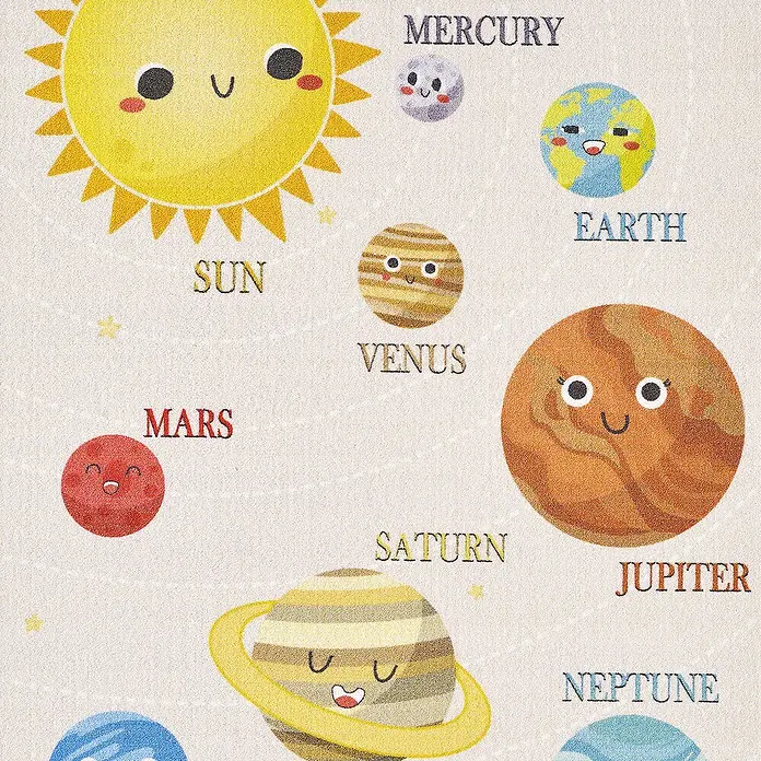 Kinderteppich Play 2019 - Beige, 150 x 100 cm, 100 % Polypropylen - Grafische Darstellung des Sonnensystems mit Sonne, Planeten und Beschriftungen, kindlich gestaltet.