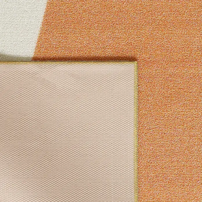 Kinderteppich Play 2020 - Bunt, 150 x 100 cm, 100 % Polypropylen - Detailansicht eines Teppichs mit orangefarbenem Muster und beiger Rückseite.