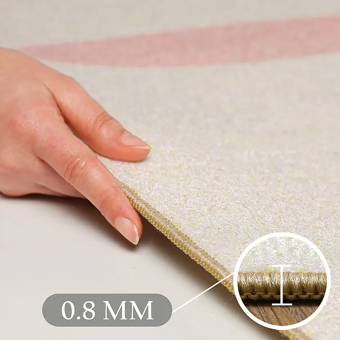Kinderteppich Play 2021 - Creme, 170 x 120 cm, 100 % Polypropylen - Hand berührt einen dünnen, hellen Teppich mit rosa Streifen, hervorhebend sein 0,8 mm flaches Profil und weiche Textur.