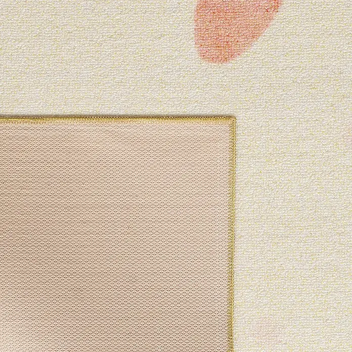 Kinderteppich Play 2021 - Creme, 170 x 120 cm, 100 % Polypropylen - Nahaufnahme einer beigefarbenen Teppichstruktur mit rosa Details und goldenem Rand für ein gemütliches Ambiente.