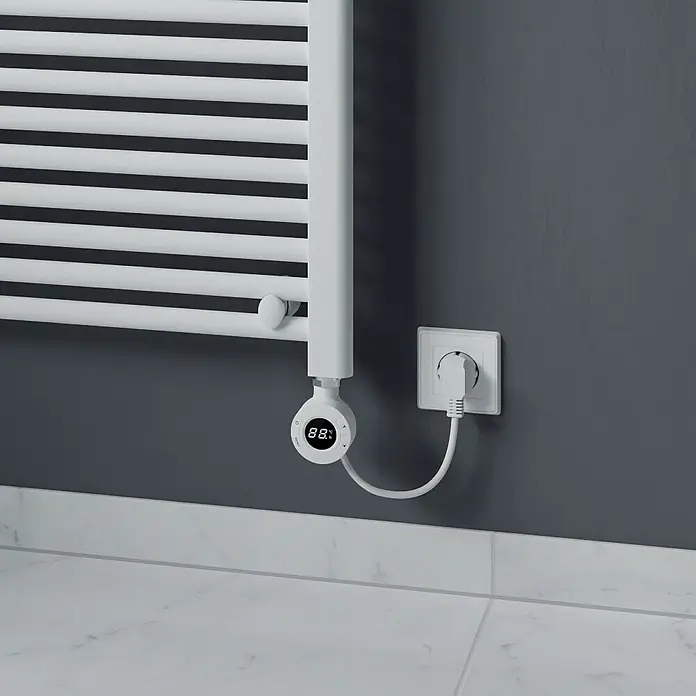 Elektro-Badheizkörper Kitty - B x H: 600 x 1.200 mm, Nennleistung: 700 W, Weiß - Heizkörper mit elektronischem Thermostat und Stecker in einer Badezimmerumgebung.