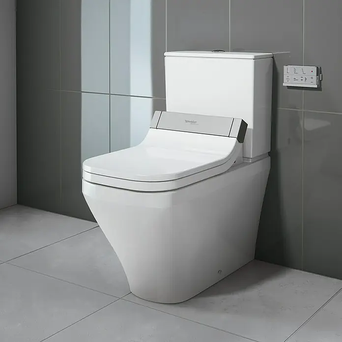 Duravit DuraStyle Stand-WC für Kombination - Mit Spülrand, Ohne Spezialglasur, Spülform: Tief, WC Abgang: Waagerecht, Weiß - Elegante Nahaufnahme einer Duravit D-Neo Toilette mit Spülkasten und elektronischer Steuerung an der Wand. Zeitloses Design für moderne Bäder.