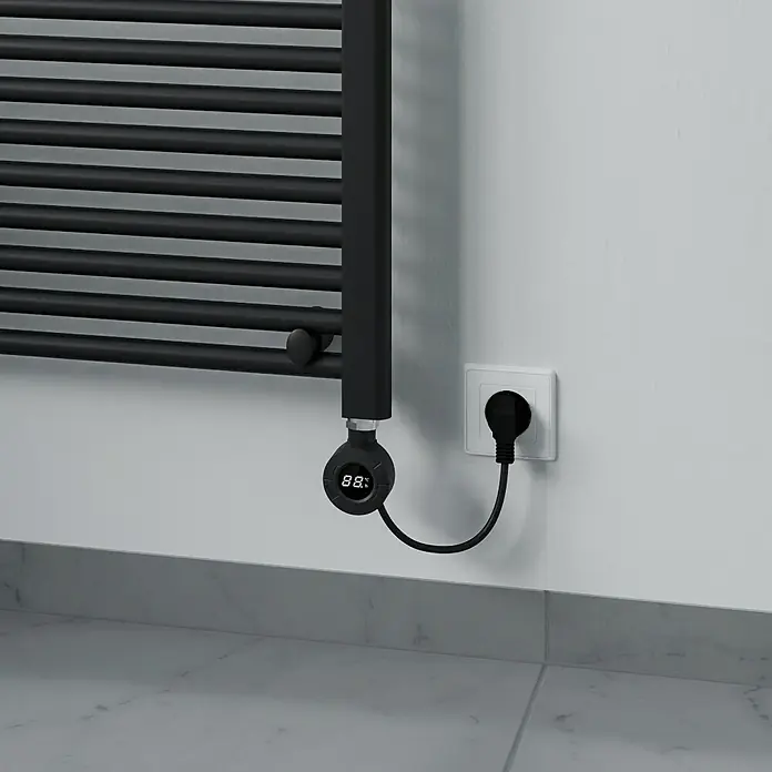 Elektro-Badheizkörper Kitty - B x H: 600 x 1.200 mm, Nennleistung: 700 W, Schwarz - Ein schwarzer, elektrischer Handtuchwärmer mit digitaler Anzeige und Stecker in einer Badezimmerumgebung.
