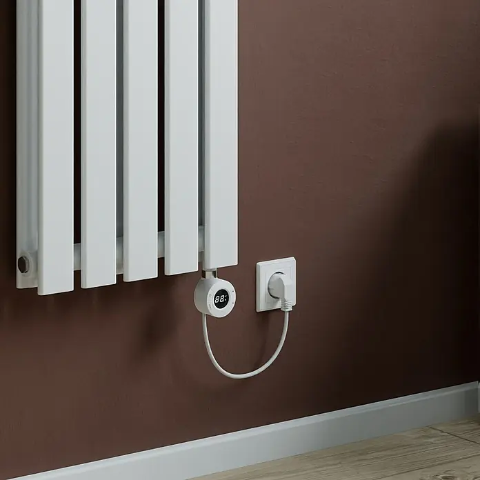 Elektro-Badheizkörper Stacy - B x H: 372 x 1.600 mm, Nennleistung: 1.000 W - Nahaufnahme eines weißen Heizkörpers mit digitalem Thermostat und Stecker an einer braunen Wand, der für Wärme und Komfort sorgt.