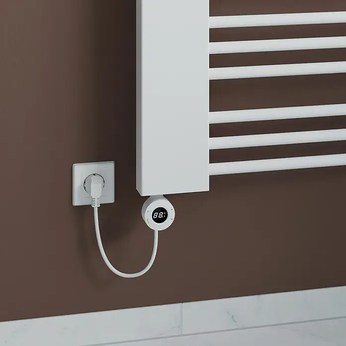 Elektro-Badheizkörper Rosi - B x H: 600 x 1.460 mm, Nennleistung: 700 W - Nahaufnahme eines weißen, elektrischen Handtuchwärmers mit digitaler Steuerung, an einer braunen Wand montiert.