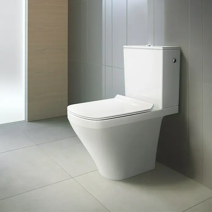 Duravit DuraStyle Spülkasten - Ohne Spezialglasur, Rechts, Keramik, Weiß - Ein modernes, weißes Stand-WC mit Spülkasten in einem hellen Badezimmer. Das WC zeichnet sich durch sein schlichtes Design aus.