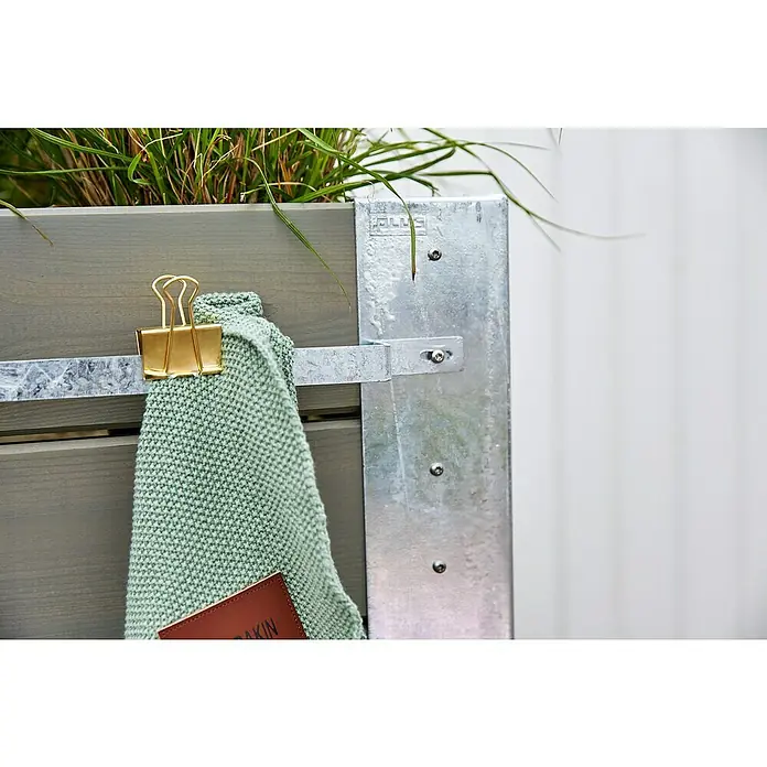 Plus Pflanzkasten Cubic - Außenmaß (L x B x H): 120 x 50 x 95 cm, Holz, Grau/Braun - Hellgrünes Stricktextil, mit goldener Büroklammer an Metallstange an grauem Holzpflanzgefäß befestigt.
