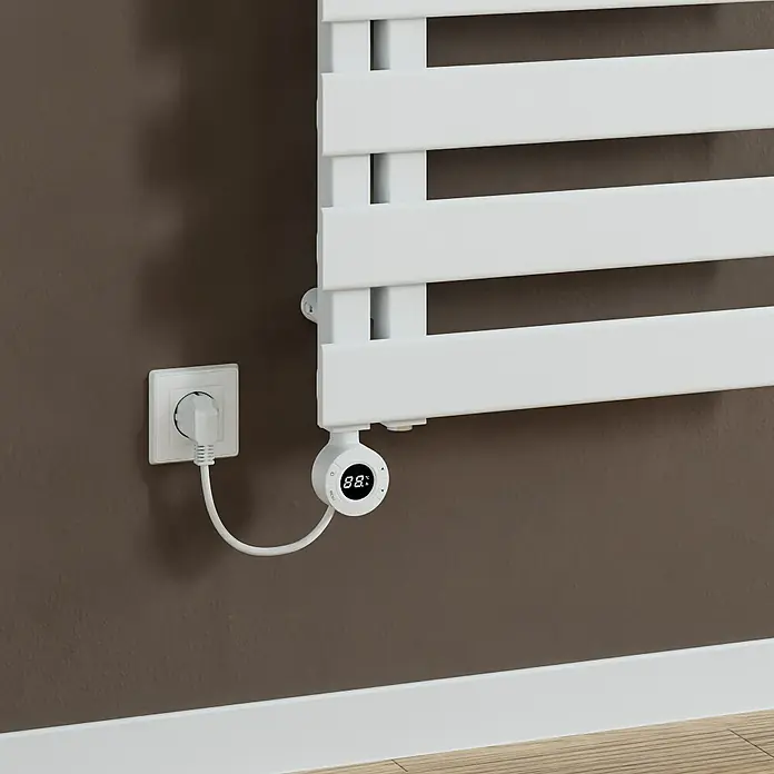 Elektro-Badheizkörper Lilly - B x H: 600 x 1.400 mm, Nennleistung: 700 W - Nahaufnahme eines weißen, elektrischen Handtuchwärmers mit Thermostat und Stecker an einer braunen Wand, der Komfort und moderne Technologie vereint.