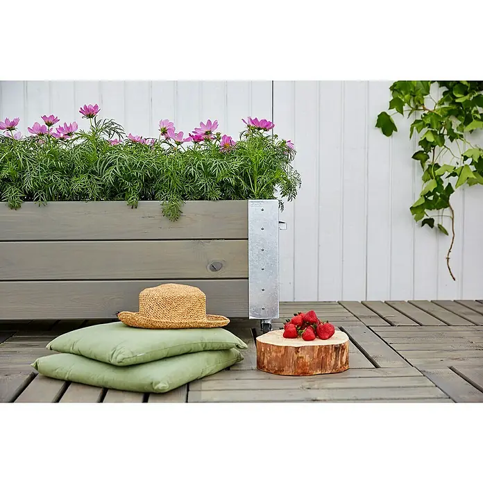 Plus Pflanzkasten Cubic - Außenmaß (L x B x H): 120 x 50 x 45 cm, Holz, Grau/Braun - Graues, erhöhtes Holzpflanzgefäß mit rosa Kosmosblüten auf einer Terrasse.