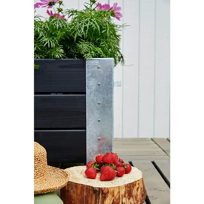 Plus Pflanzkasten Cubic - Außenmaß (L x B x H): 120 x 50 x 45 cm, Holz, Schwarz/Silber - Haufen frischer roter Erdbeeren auf einer natürlichen Baumscheibe im Freien.