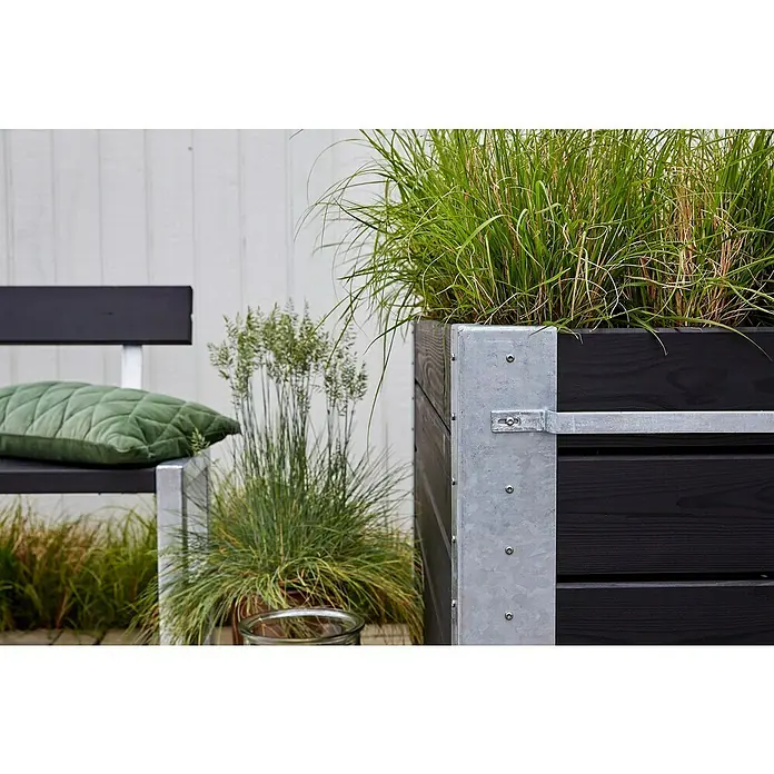 Plus Pflanzkasten Cubic - Außenmaß (L x B x H): 120 x 50 x 70 cm, Holz, Schwarz/Silber - Großer schwarzer Holzpflanzkasten mit verzinkten Metallakzenten, gefüllt mit Ziergras im Außenbereich.