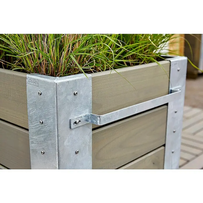 Plus Pflanzkasten Cubic - Außenmaß (L x B x H): 120 x 50 x 70 cm, Holz, Grau/Braun - Holzpflanzkasten mit verzinkten Metalleckverstärkungen und Seitenleiste, gefüllt mit grünem Gras.