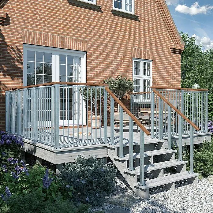 Plus Zaunpfosten mit Fuß für Treppengeländer - Höhe: 87,1 cm, Silber, Stahl - Einladende Terrasse mit stilvollem Geländer aus Metall und Holz, perfekt für entspannte Stunden im Freien, umgeben von üppigem Grün und Blumen.