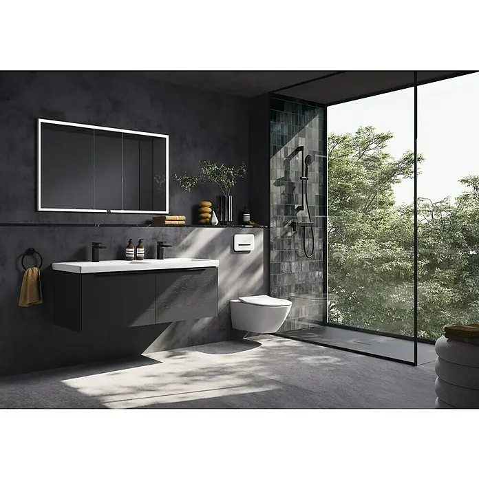 Villeroy & Boch Subway 3.0 Aufsatzwaschbecken - Ohne Spezialglasur, Ohne Überlauf, Weiß Alpin, Höhe: 16,5 cm, Anzahl Hahnlöcher: 2 - Moderner Waschtisch aus dunklem Holz mit weißem Waschbecken und schwarzer Armatur, darüber ein LED-Spiegelschrank, in einem stilvollen Bad mit Fenster.