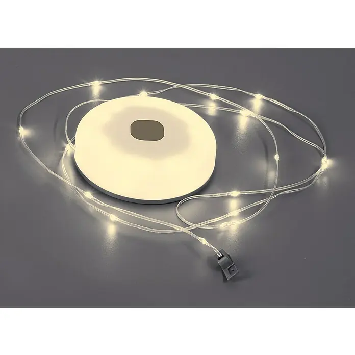 FHL easy LED-Lichterkette Benni - Innen, Lichtfarbe: Warmweiß, Akkubetrieben - Leuchtende runde weiße Lampe mit dunklem Ausschnitt, umgeben von einer Lichterkette mit warmweißen LEDs.