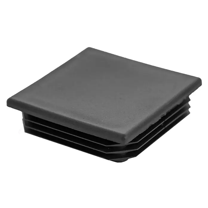 Plus Pfostenkappe Für Stahlpfosten - 8 x 8 cm, Kunststoff - Nahaufnahme eines schwarzen, quadratischen Rohrendstücks aus Kunststoff, das zum Verschließen von Rohren verwendet wird, auf schwarzem Hintergrund.