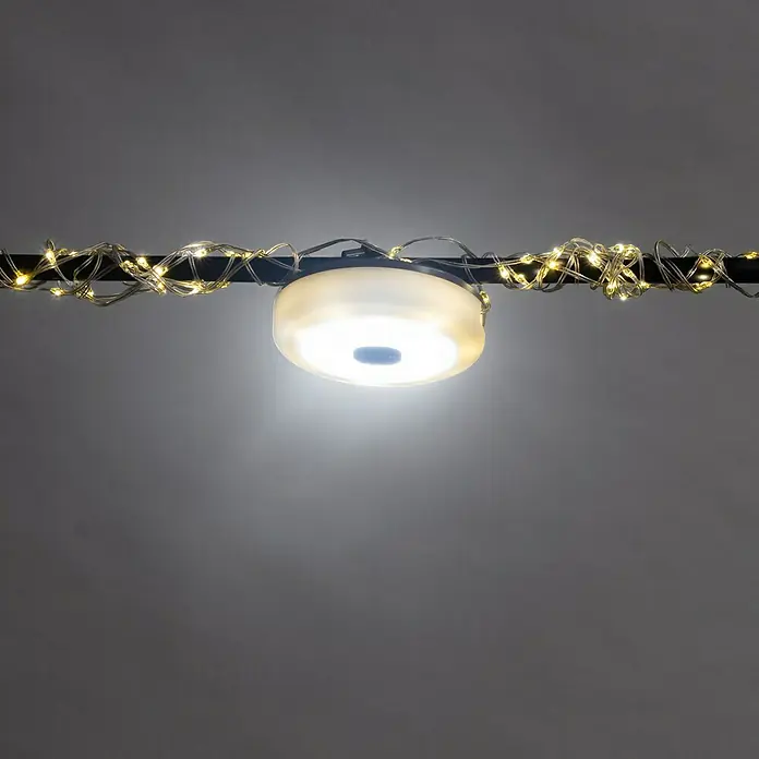 FHL easy LED-Lichterkette Benni - Innen, Lichtfarbe: Warmweiß, Akkubetrieben - Runde weiße LED-Leuchte mit warmweißen Lichterketten um die Tragestange.