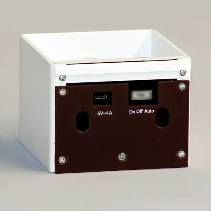 FHL easy Magnetic Akku-Wandleuchte - 10,5 x 10,5 x 10 cm, Sandweiß, Warmweiß, 2 W, IP44 - Weißes, quadratisches Gerät mit dunkelbrauner Rückseite, Micro-USB-Anschluss (5V/1A) und Ein/Aus/Auto-Schalter.