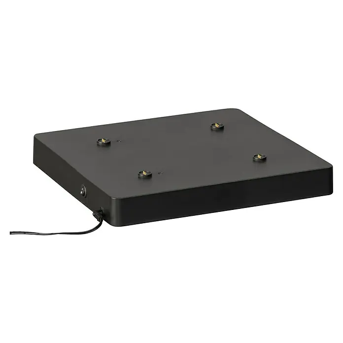 FHL easy Ladestation Super Charger - 4 Ladeplätze, L x B x H: 27 x 27 x 3,5 cm - Schwarze quadratische Ladestation mit vier vergoldeten Kontakten oben, Netzschalter und angeschlossenem Kabel.