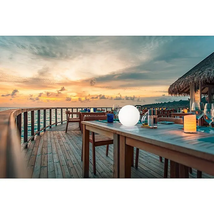 Fischer & Honsel Außenleuchte Dabus - RGBW, IP44, Ø x H: 30 x 28 cm - Outdoor-Esstische auf einem Holzsteg, mit stimmungsvoller Beleuchtung, Blick auf einen ruhigen Sonnenuntergang am Meer. Ideal für ein tropisches Resort.