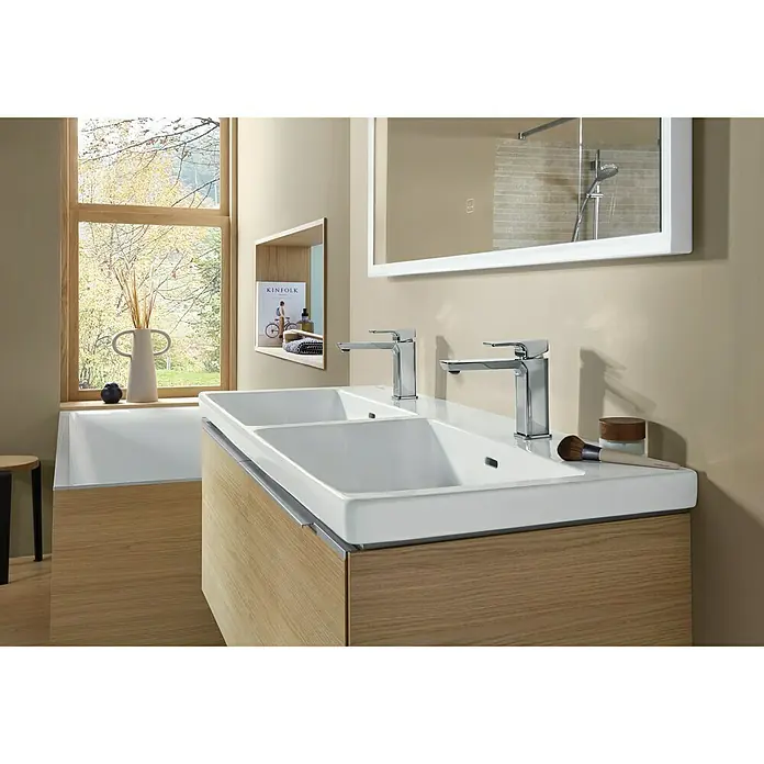 Villeroy & Boch Subway 3.0 Aufsatzwaschbecken - Mit schmutzabweisender Glasur, Mit Überlauf, Stone White, Anzahl Hahnlöcher: 2, Anzahl Waschschüsseln: 2 Stk. - Moderner Doppelwaschtisch mit weißen Keramikbecken, Chromarmaturen und hellem Holzunterschrank in einem hellen Badezimmer.