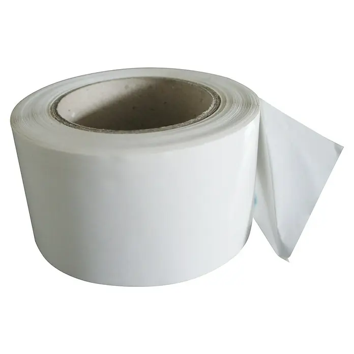 Probau Abschlussband Trennfix - 50 m x 65 mm - Die Nahaufnahme zeigt eine Rolle weißes Klebeband, die auf einer Pappspule aufgerollt ist, mit einem losen Ende, das abgerollt wird.