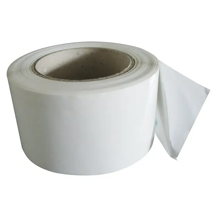 Probau Abschlussband Trennfix50 m x 65 mm - Die Nahaufnahme zeigt eine Rolle weißes Klebeband, die auf einer Pappspule aufgerollt ist, mit einem losen Ende, das abgerollt wird.