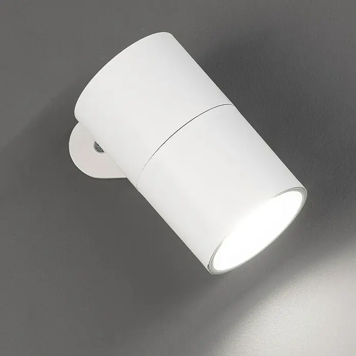 FHL easy Magnetic Akku-Wandleuchte - 9,5 x 5,5 x 5,5 cm, Sandweiß, 1,5 W, IP54, Warmweiß - Weißer zylindrischer Wandstrahler, beleuchtet und einen Lichtstrahl werfend.