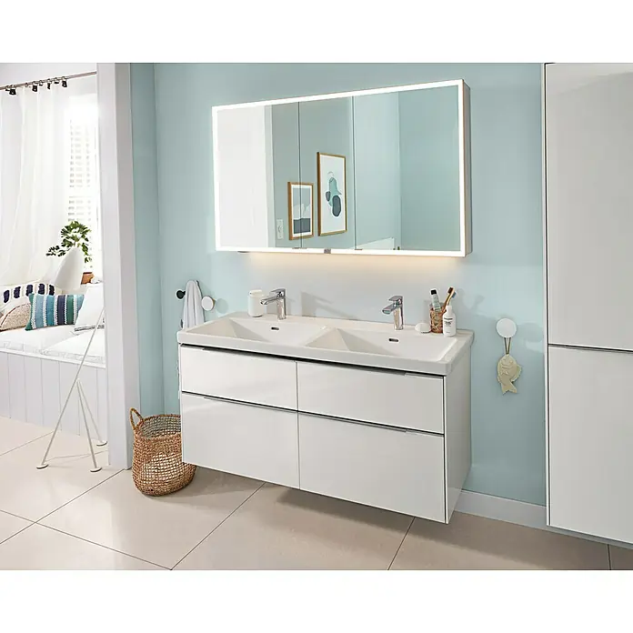 Villeroy & Boch Subway 3.0 Aufsatzwaschbecken - Mit schmutzabweisender Glasur, Mit Überlauf, Stone White, Anzahl Hahnlöcher: 2, Anzahl Waschschüsseln: 2 Stk. - Weißer Doppelwaschtisch mit zwei Becken und beleuchtetem Spiegelschrank in modernem Badezimmer.