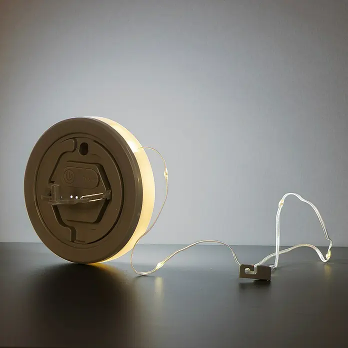 FHL easy LED-Lichterkette Benni - Innen, Lichtfarbe: Warmweiß, Akkubetrieben - Rundes, helles Netzteil mit beleuchteter Lichterkette. Das Gerät verfügt über Bedienelemente und Batteriestandsanzeigen.