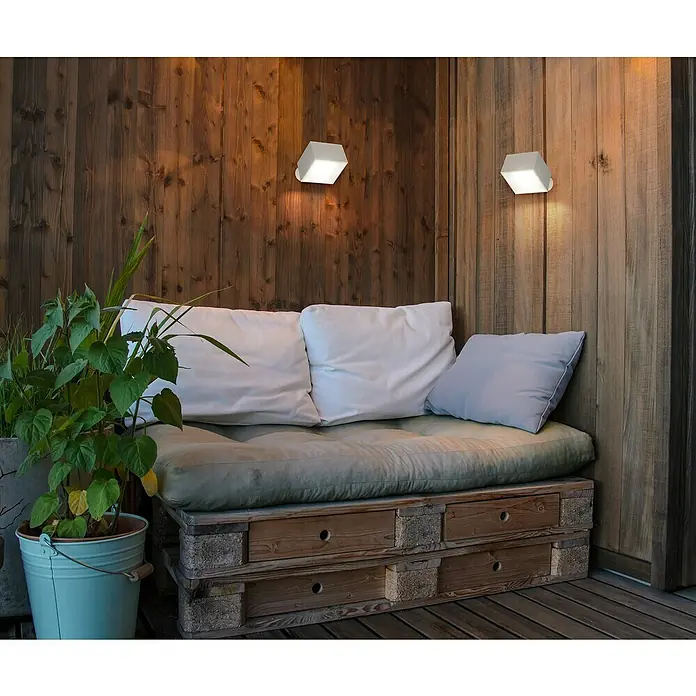 FHL easy Magnetic Akku-Wandleuchte - 8,5 x 7,5 x 7,5 cm, Sandweiß, Warmweiß, 1,5 W, IP54 - Weiße Würfel-Wandleuchten beleuchten einen hölzernen Außenbereich.