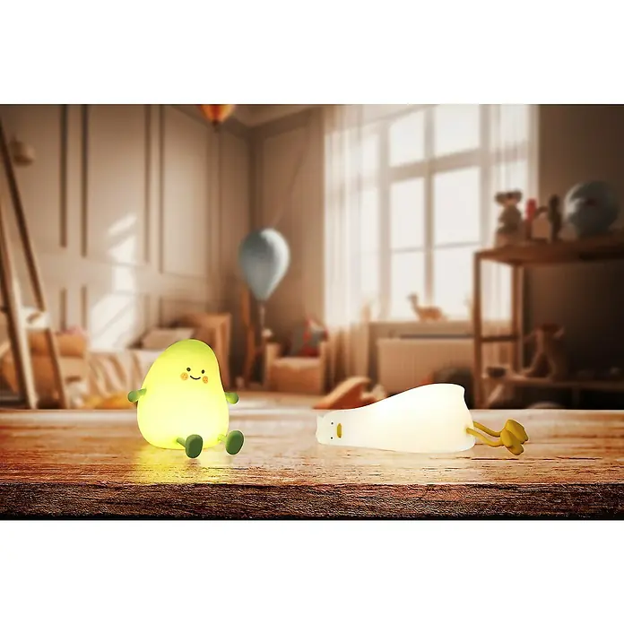 FHL easy LED-Nachtlicht Lesley - 0,9 W, L x B x H: 21 x 10,3 x 6,2 cm, Warmweiß, Ente Lesley - Zwei leuchtende, weiche Nachtlichter auf Holz in einem Kinderzimmer. Eines grün sitzend, eines weiß liegend.