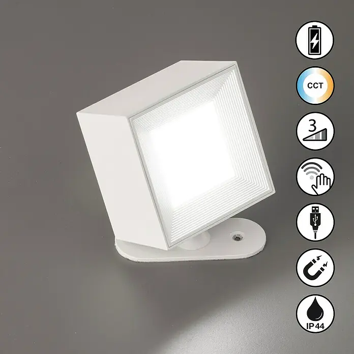 FHL easy Magnetic Akku-Wandleuchte - 8,5 x 7,5 x 7,5 cm, Sandweiß, Warmweiß, 1,5 W, IP54 - Weißes quadratisches LED-Licht auf Sockel, gekippt, strahlt Licht aus. Funktionssymbole zeigen Merkmale.