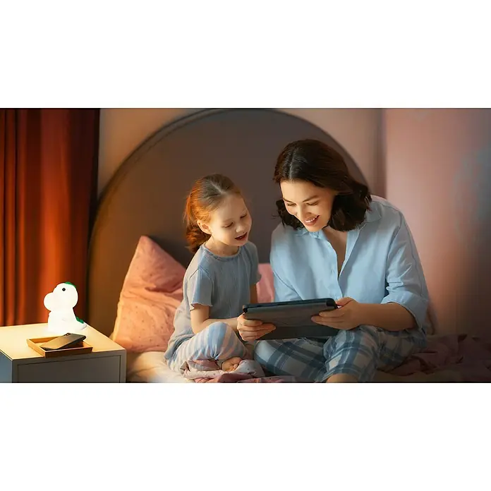 FHL easy LED-Nachtlicht Poldi - 0,7 W, L x B x H: 13,5 x 8,5 x 14 cm, RGBW, Dino Poldi - Mutter und Tochter im Bett, lächeln und schauen abends gemeinsam auf ein Tablet.