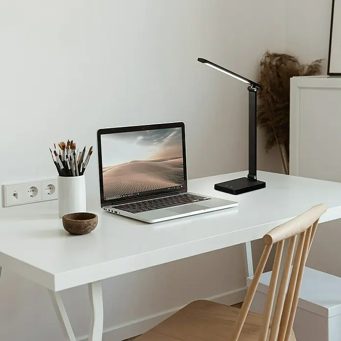 FHL easy Akku-Tischleuchte Ole - 2,5 W, L x B x H: 33 x 11,5 x 39,5 cm, Schwarz, Neutralweiß - Schwarze LED-Schreibtischlampe auf einem weißen Schreibtisch neben einem Laptop.