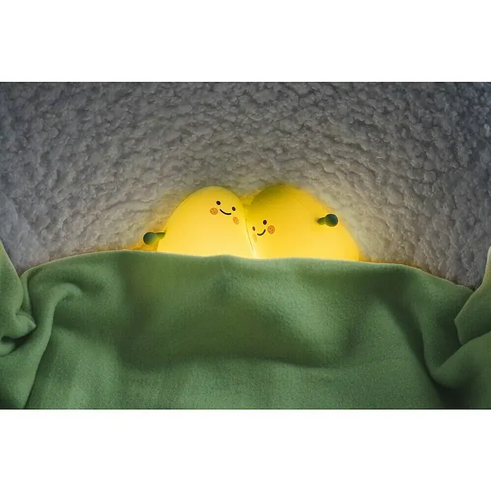 FHL easy LED-Nachtlicht Lia - 0,4 W, L x B x H: 12,2 x 12,2 x 11,6 cm, Warmweiß, Avocado Lia - Zwei leuchtende gelbe Charakter-Nachtlichter kuscheln unter einer grünen Decke.