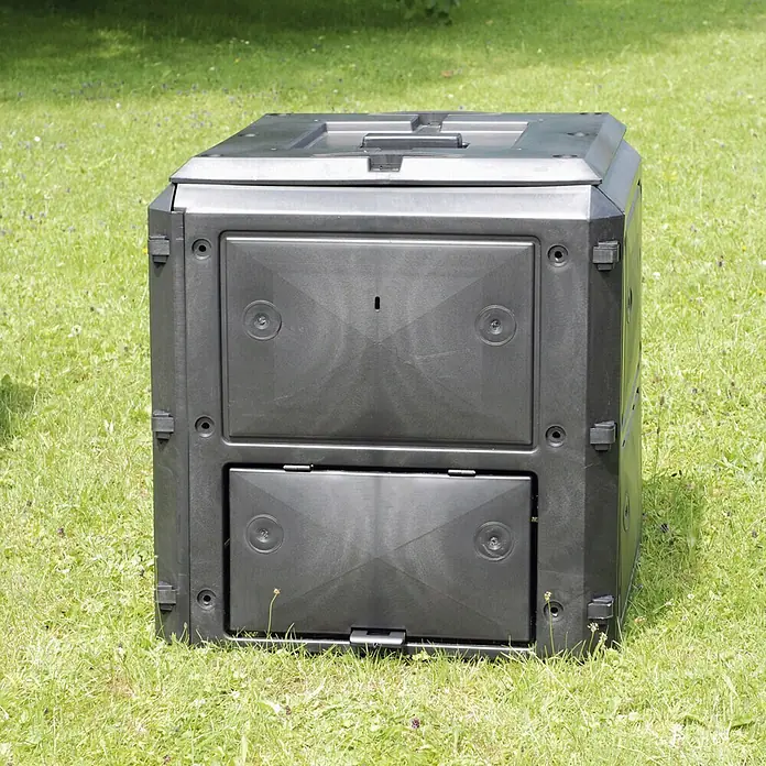 KHW Komposter Bio-Quick - 420 l, 75 x 75 x 80 cm - Ein schwarzer Kompostbehälter aus Kunststoff steht auf einer Rasenfläche im Freien und ist für die Gartenarbeit konzipiert.