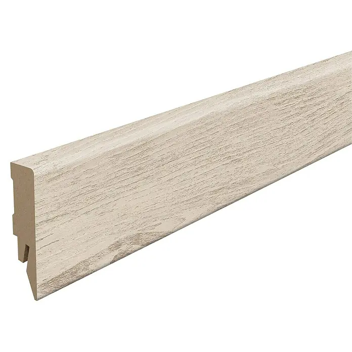 Egger Sockelleiste Cubical L632 Girona Kastanie weiß - 240 cm x 14 mm x 58 mm, MDF - Nahaufnahme einer Sockelleiste in Holzoptik mit Maserung und feinen Details, ideal für die Inneneinrichtung und Bodenabschlüsse.