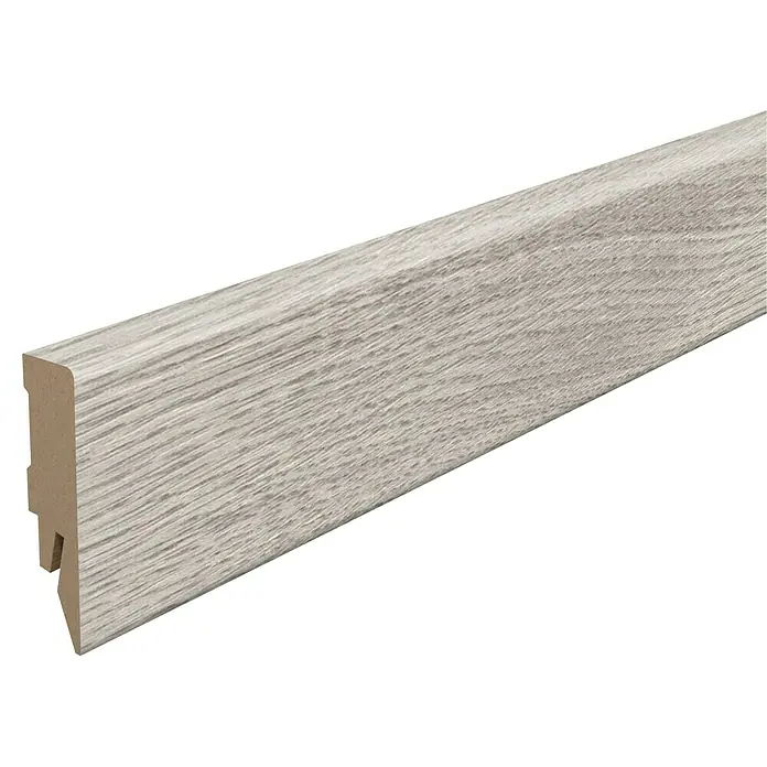 Egger Sockelleiste Cubical L656 Elva Eiche grau - 240 cm x 14 mm x 58 mm, MDF - Detailansicht einer Sockelleiste in Holzoptik, ideal für moderne Inneneinrichtungen. Die Leiste überzeugt durch ihre natürliche Maserung und hochwertige Verarbeitung.
