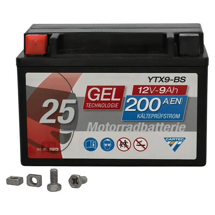 Cartec Motorradbatterie GEL YTX9-BS 9Ah 200A - 15 x 8,7 x 10,5 cm - Nahaufnahme einer schwarzen Cartec YTX9-BS 12V-9Ah Gel-Motorradbatterie mit Zubehör.