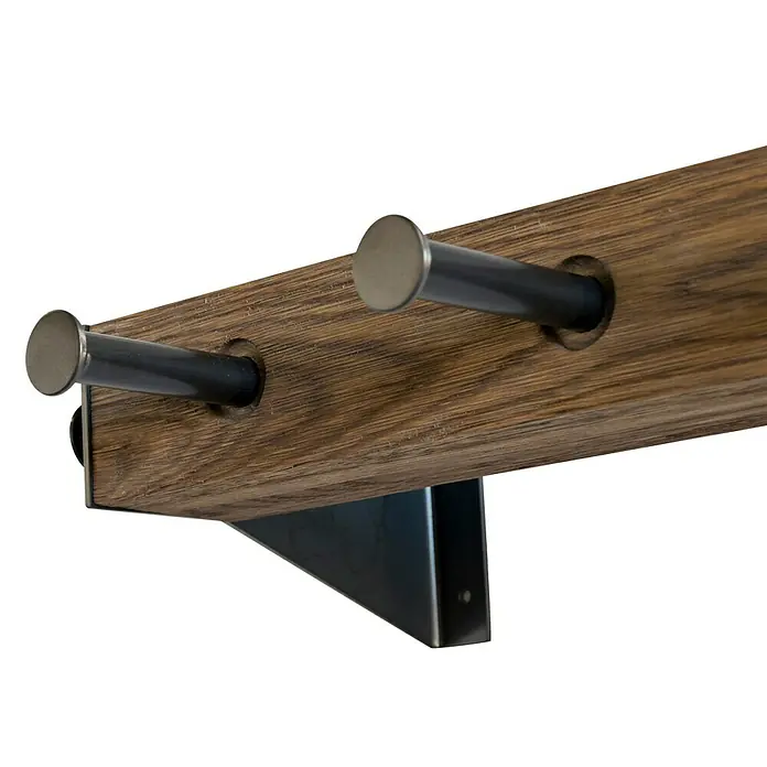 Spinder Design Garderobenleiste Klos 2 - Anzahl Haken: 7 Stk., L x B x H: 24 x 90 x 17 cm - Nahaufnahme eines Holzregals mit Metallhalterung. Robuste Ausführung für stilvolle Wandaufbewahrung.