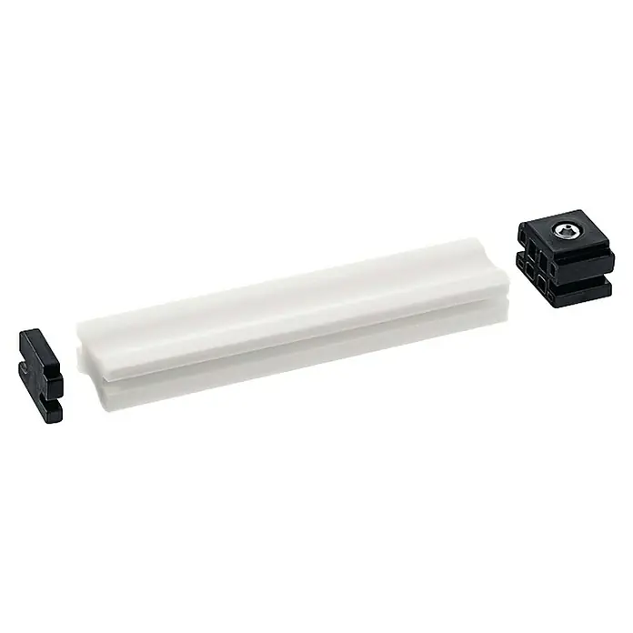 GEZE Türschließer TS 3000/ 5000 - L x B x H: 24,5 x 24,5 x 17,3 mm, Passend für: Standard-Gleitschiene/BG, Boxer 20,7 mm, Weiß - Nahaufnahme von einem weißen Gleiter für Profile mit zwei schwarzen Verbindungsstücken, die die Funktionalität und das Design hervorheben.