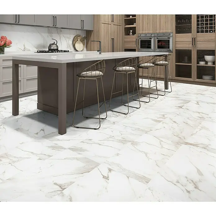 Pavimento porcelánico Arezzo - 60 x 120 cm, Oro, Mate, Rectificado - Elegante diseño de cocina con suelo de mármol y taburetes de bar. Las baldosas de mármol dan a la cocina un ambiente lujoso, mientras que los taburetes invitan a quedarse.
