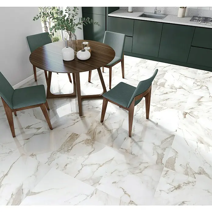 Halcón Pavimento cerámico Imperium - 60,5 x 60,5 cm, Oro, Brillante - Una mesa de comedor redonda con sillas sobre un suelo de mármol, complementada con armarios de cocina verdes al fondo, crea un ambiente armonioso.