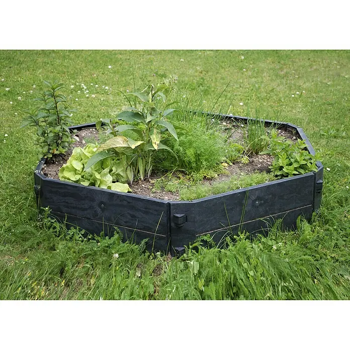 KHW Komposter-Anbauteil SKA 250 Liter - KHW Schnellkomposter SK 550 - Ein erhöhtes Gartenbeet aus dunklem Kunststoff mit verschiedenen Pflanzen, umgeben von Rasen. Das Beet hat eine achteckige Form.