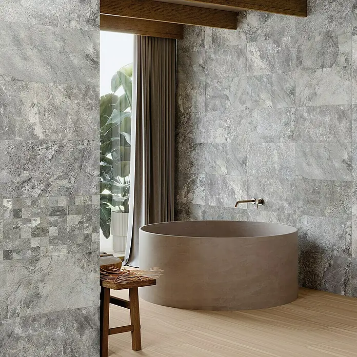 Halcón Pavimento porcelánico Bali - 60 x 30 mm, Gris, Mate - Lujoso baño con azulejos de mármol gris, bañera independiente y piso de madera para un ambiente elegante y relajante.