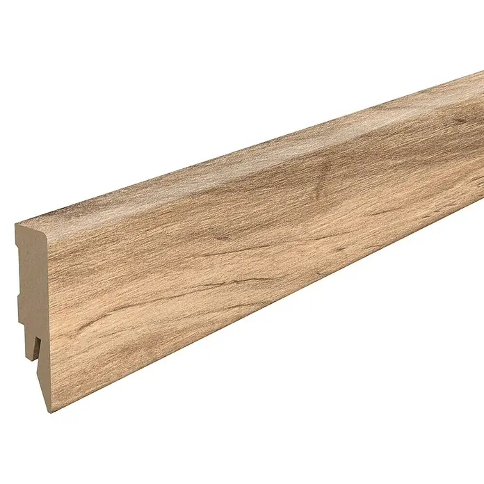 Egger Sockelleiste Cubical L663 Perganti Nussbaum braun - 240 cm x 14 mm x 58 mm, MDF - Ein detailliertes Bild einer hellbraunen Sockelleiste mit einem simulierten Holzmaserungseffekt.